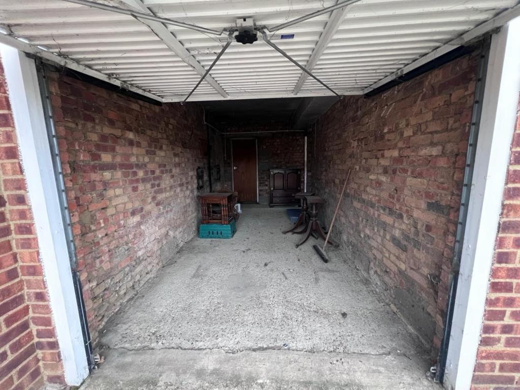 Lot: 97 - LOCK-UP GARAGE - Internal of garage